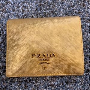 ✨Beautiful Prada Saffiano Leather Milano Snap Wallet✨